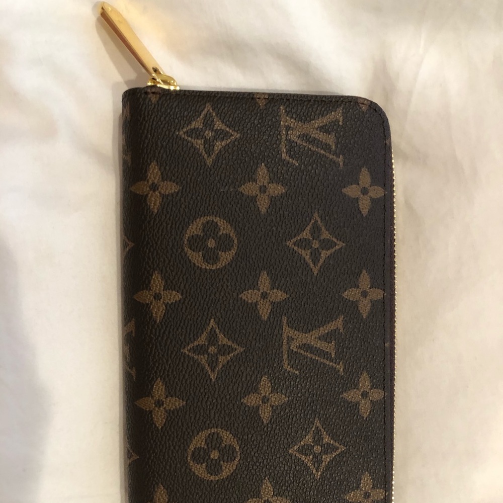 Louis Vuitton Monogram Zippy Wallet